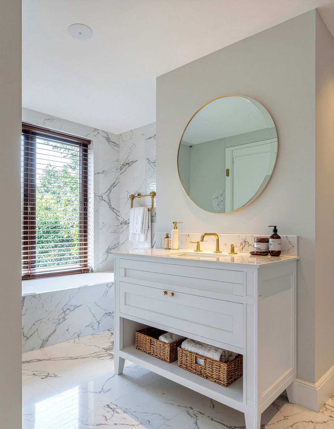 Marble and gold bathroom - 30 marble look bathroom ideas