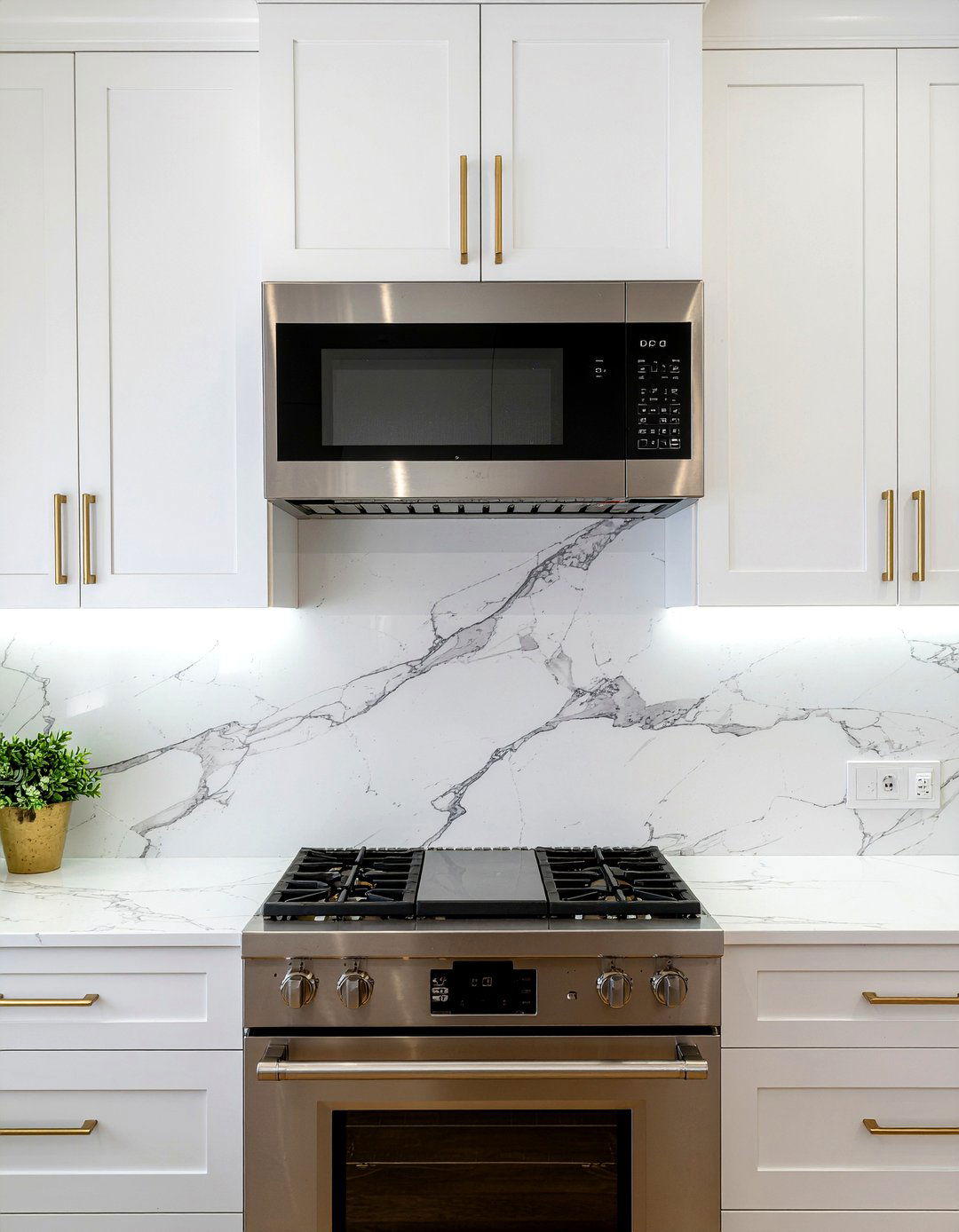 Marble backsplash with microwave over range - 30 over-the-range microwave kitchen ideas
