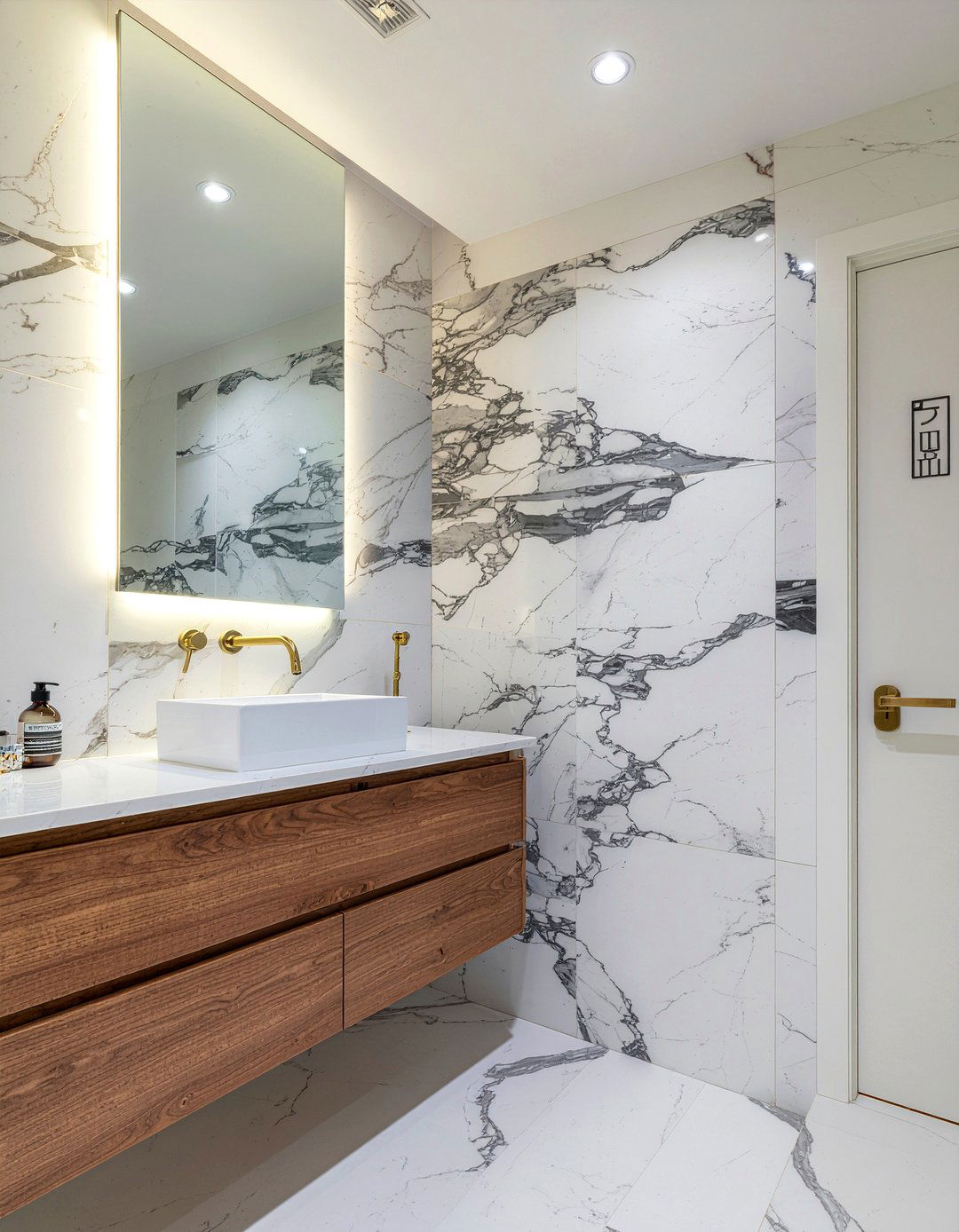 Marble bathroom wall - 30 hotel bathroom ideas