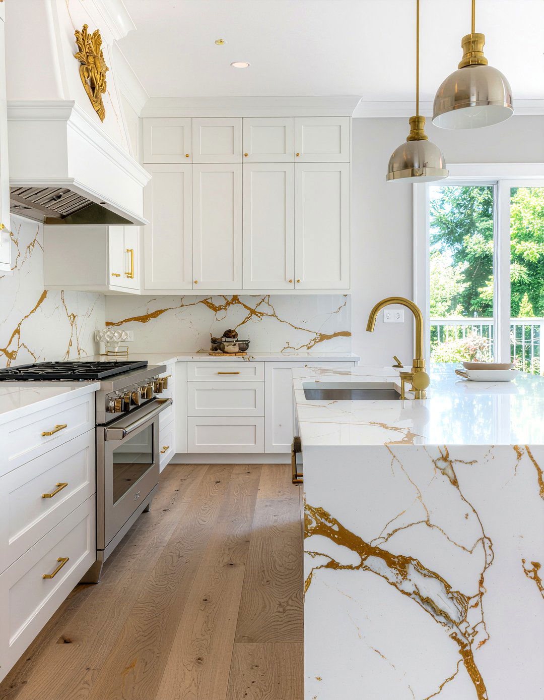 Marble countertop gold accents - 30 gold accent kitchen ideas