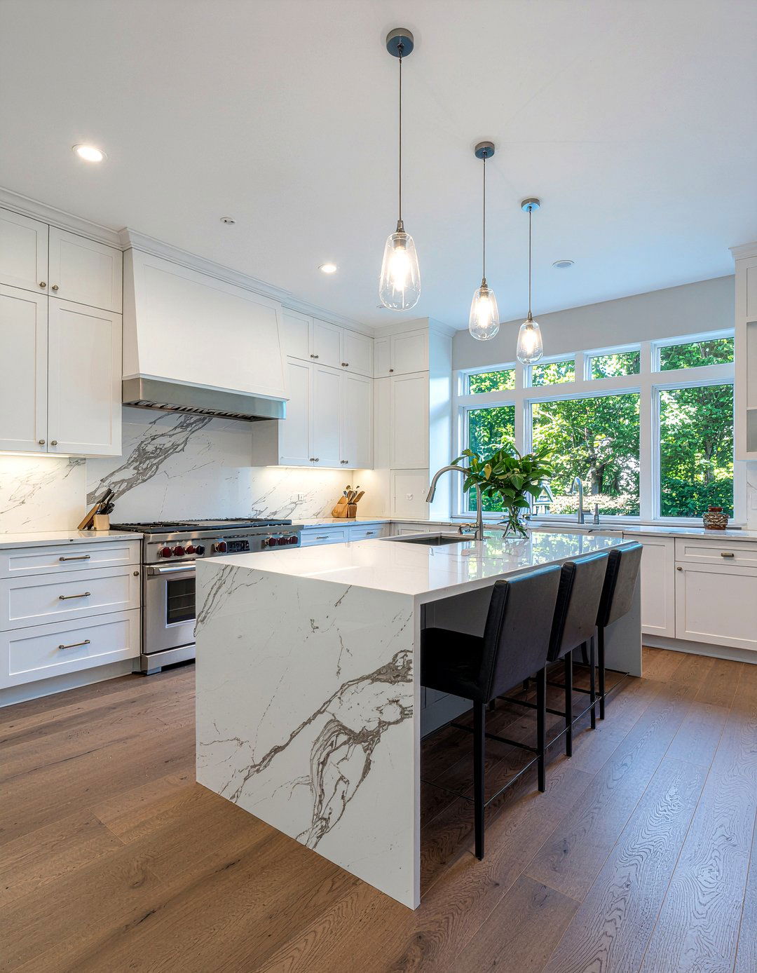 Marble kitchen pillar - 30 kitchen column ideas