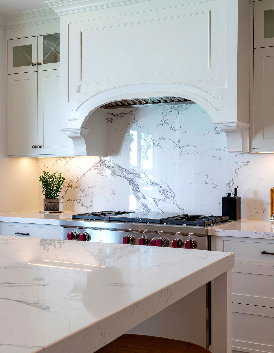 Marble look backsplash - 30 modern farmhouse kitchen ideas