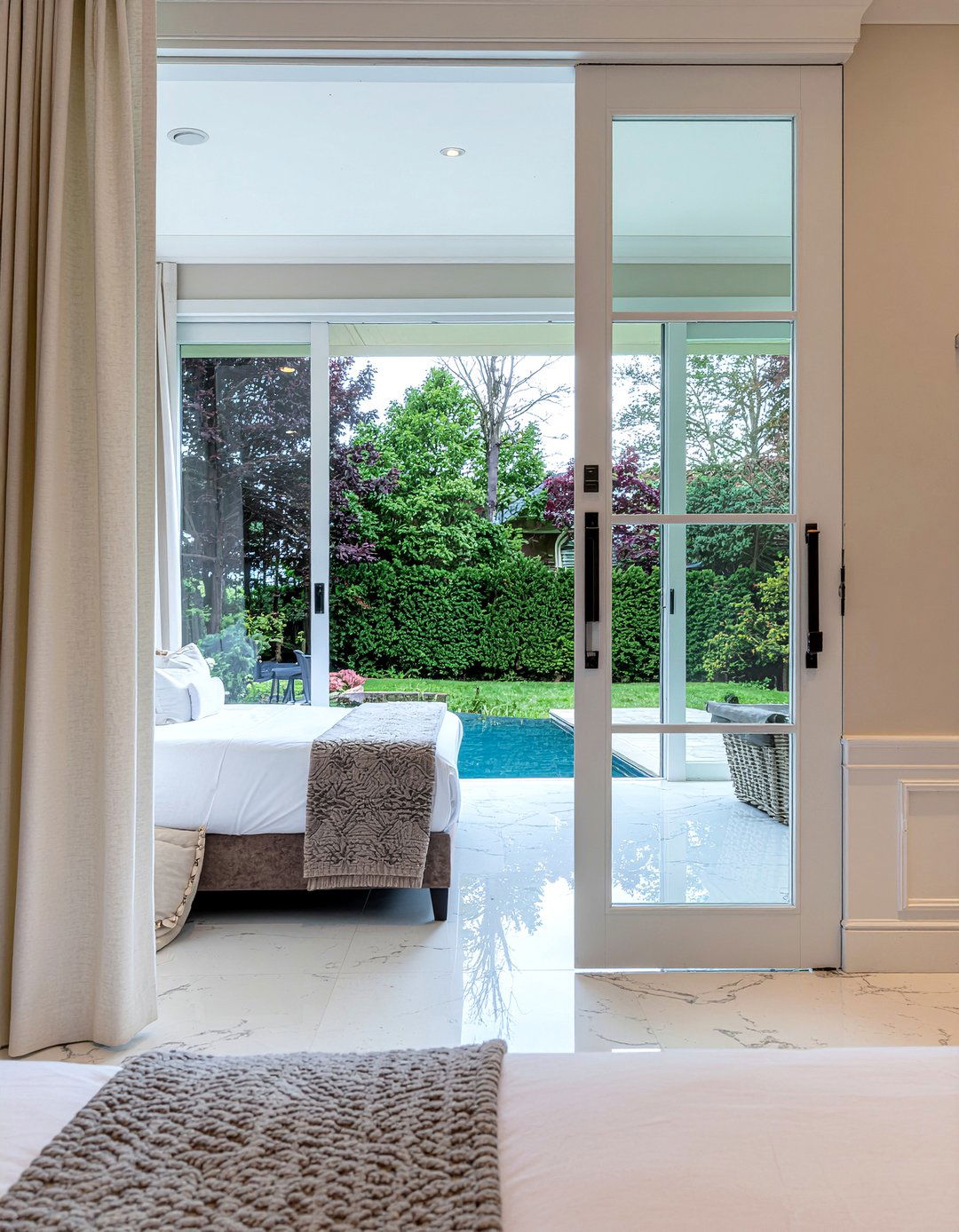 Master suite bathroom french doors - 30 bathroom French door ideas