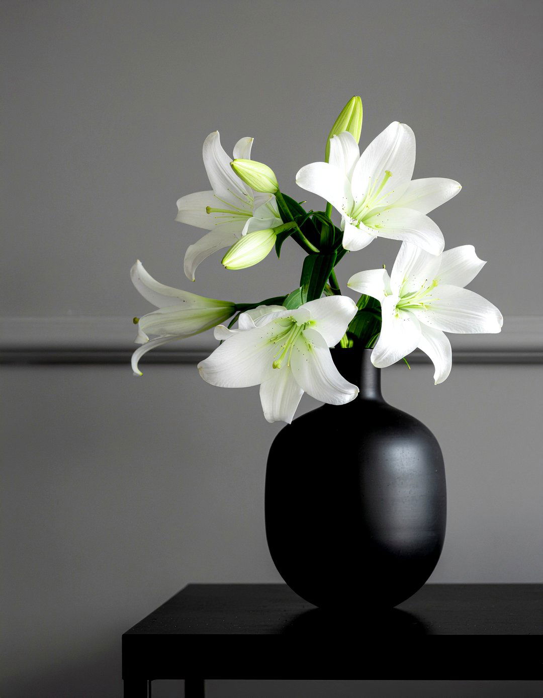 Matte Black Vase - 30 living room vase ideas