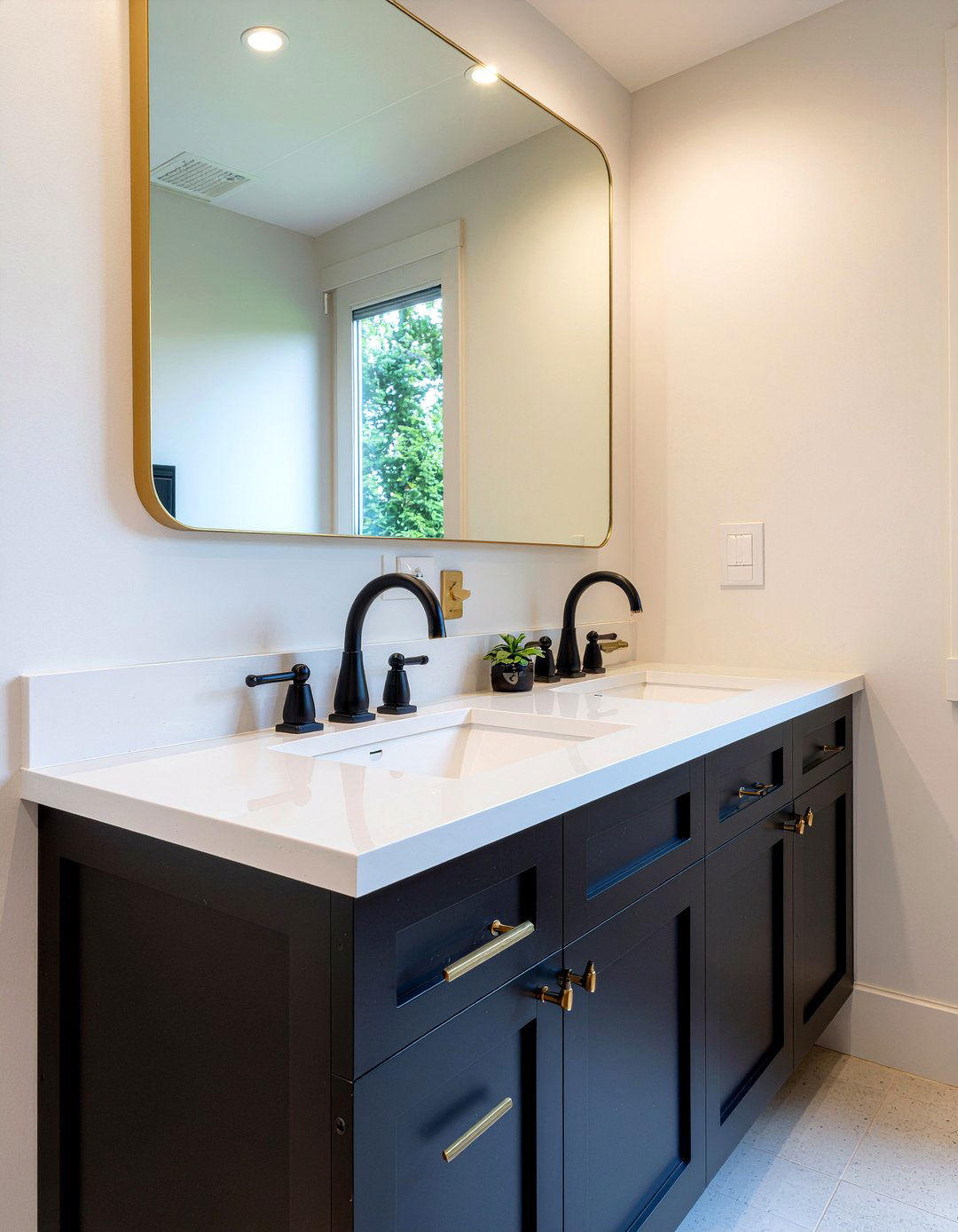 Matte black and gold bathroom hardware - 30 bathroom material mixing ideas