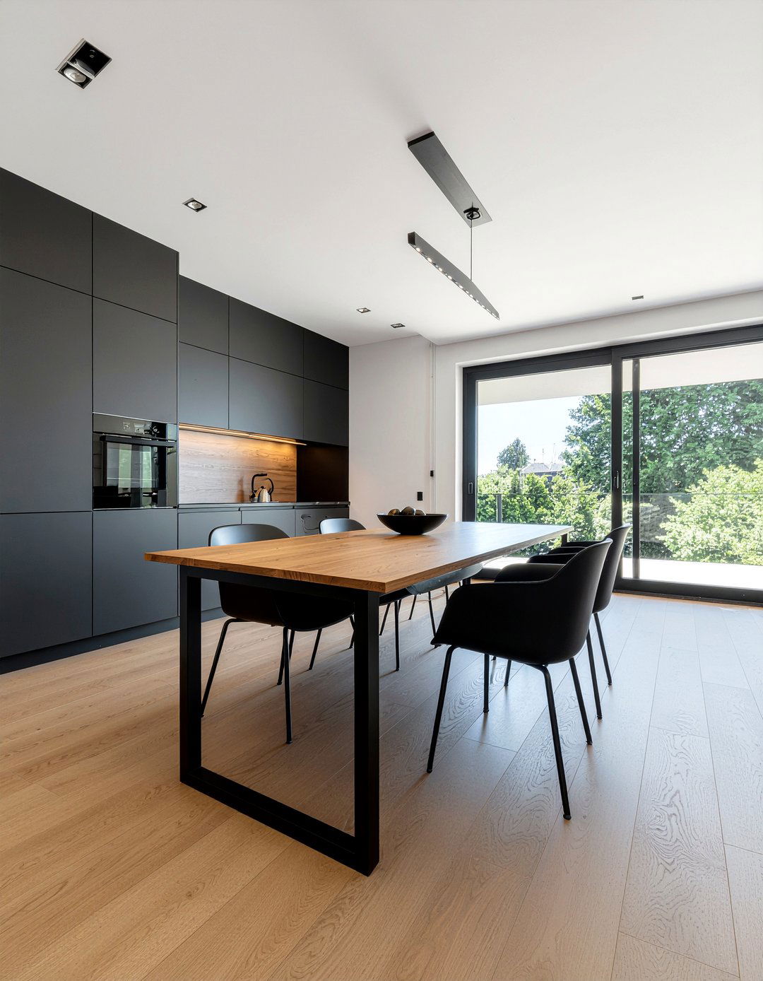 Matte black and oak dining room - 30 dining room finish mixing ideas