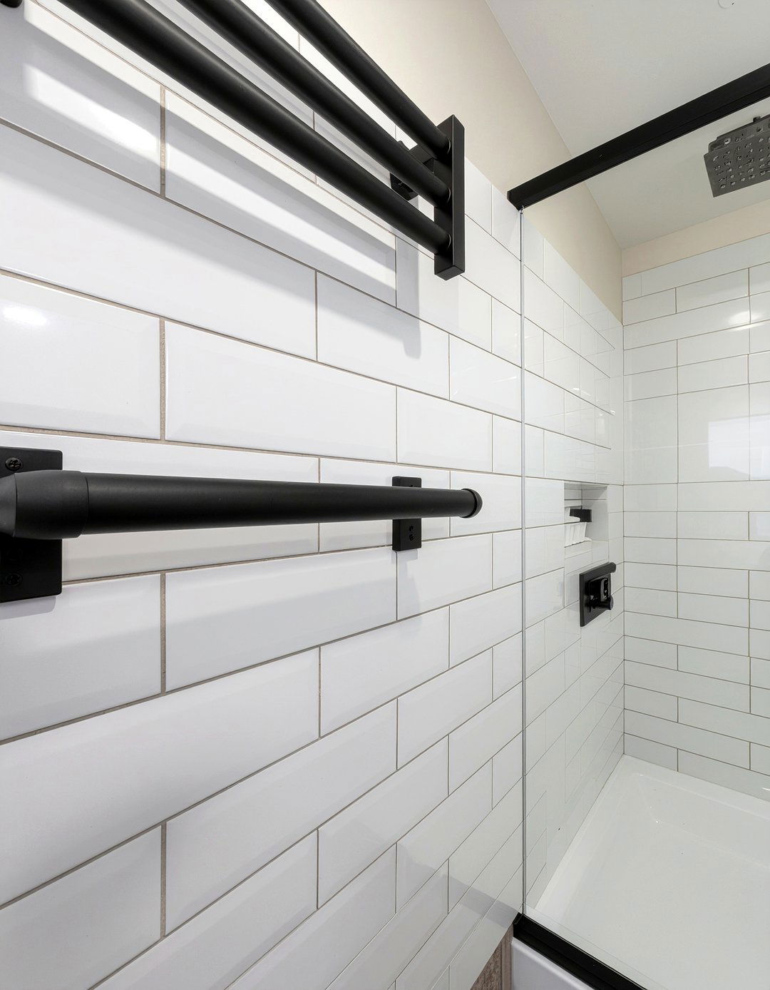 Matte black grab bar - 30 bathroom handrail ideas