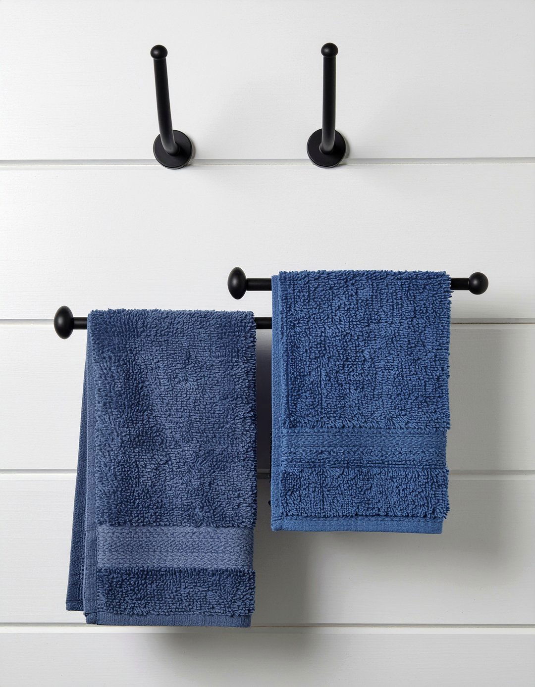 Matte black hooks - 30 bathroom towel ideas