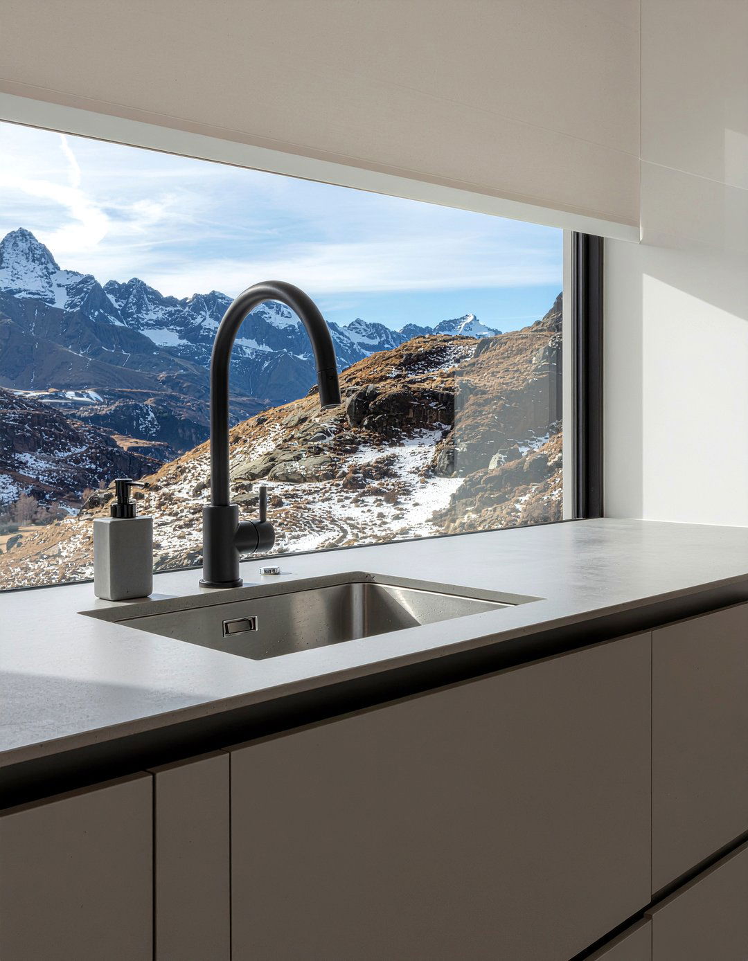 Matte black kitchen faucet - 30 mountain kitchen ideas