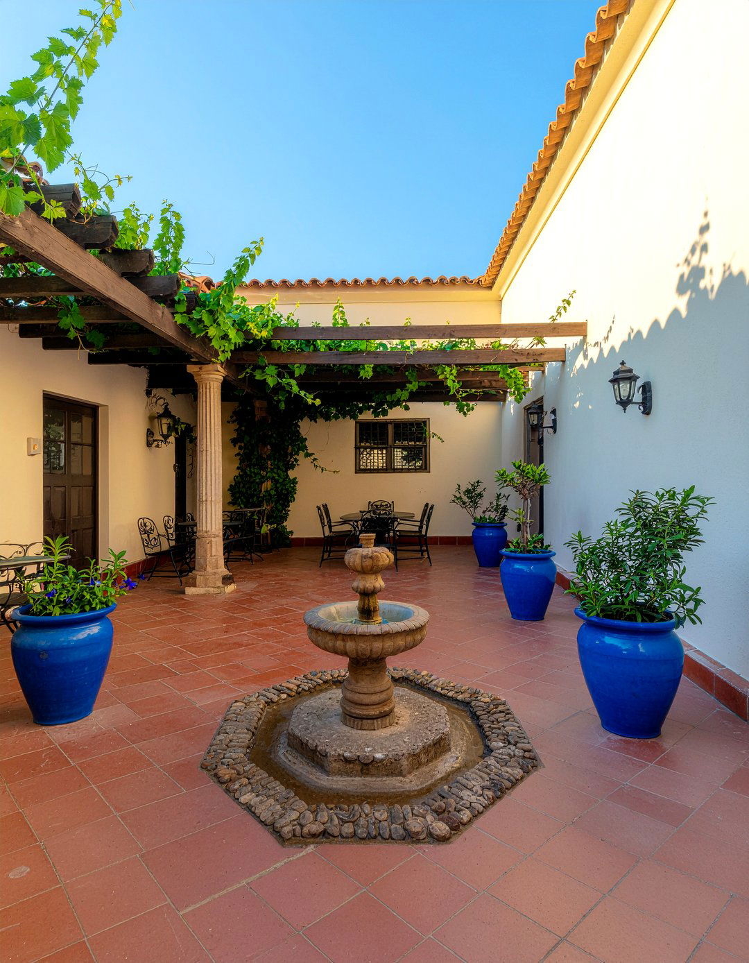 Mediterranean Courtyard Dining - 30 outdoor dining area ideas