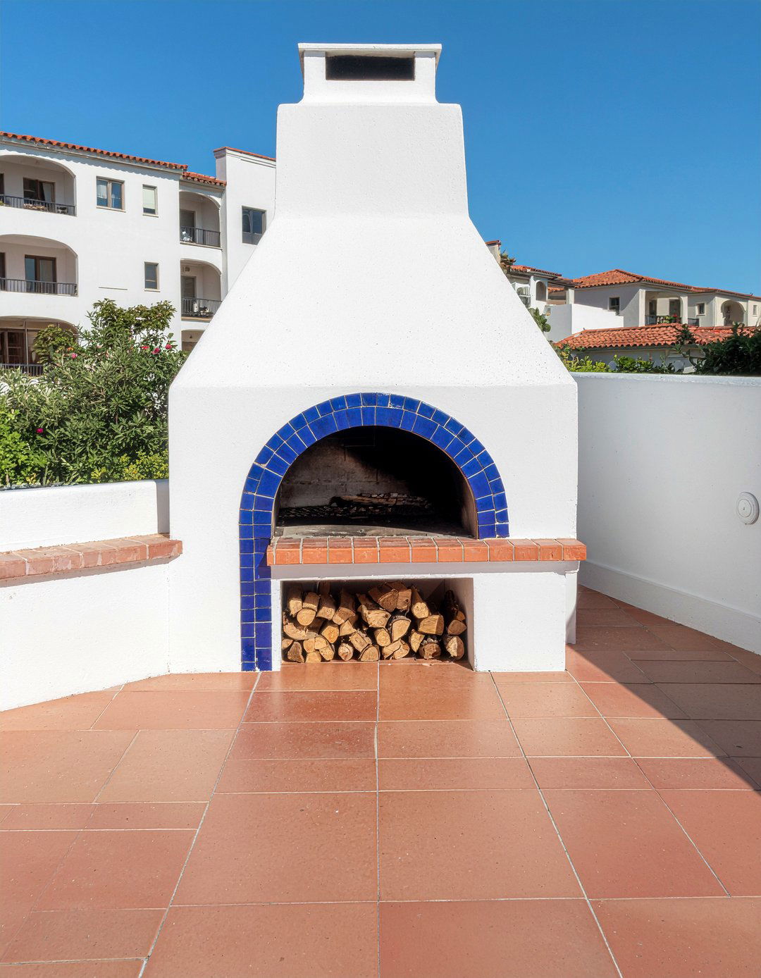 Mediterranean Pizza Oven - 30 outdoor kitchen pizza oven ideas