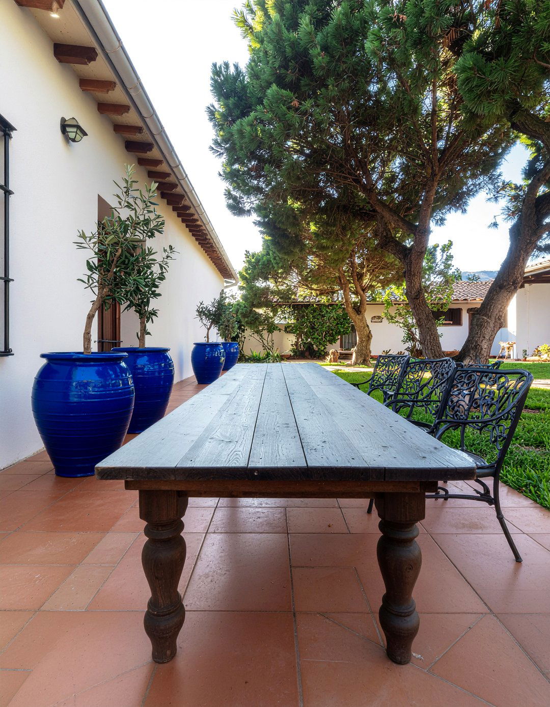 Mediterranean style patio - 30 garden dining ideas