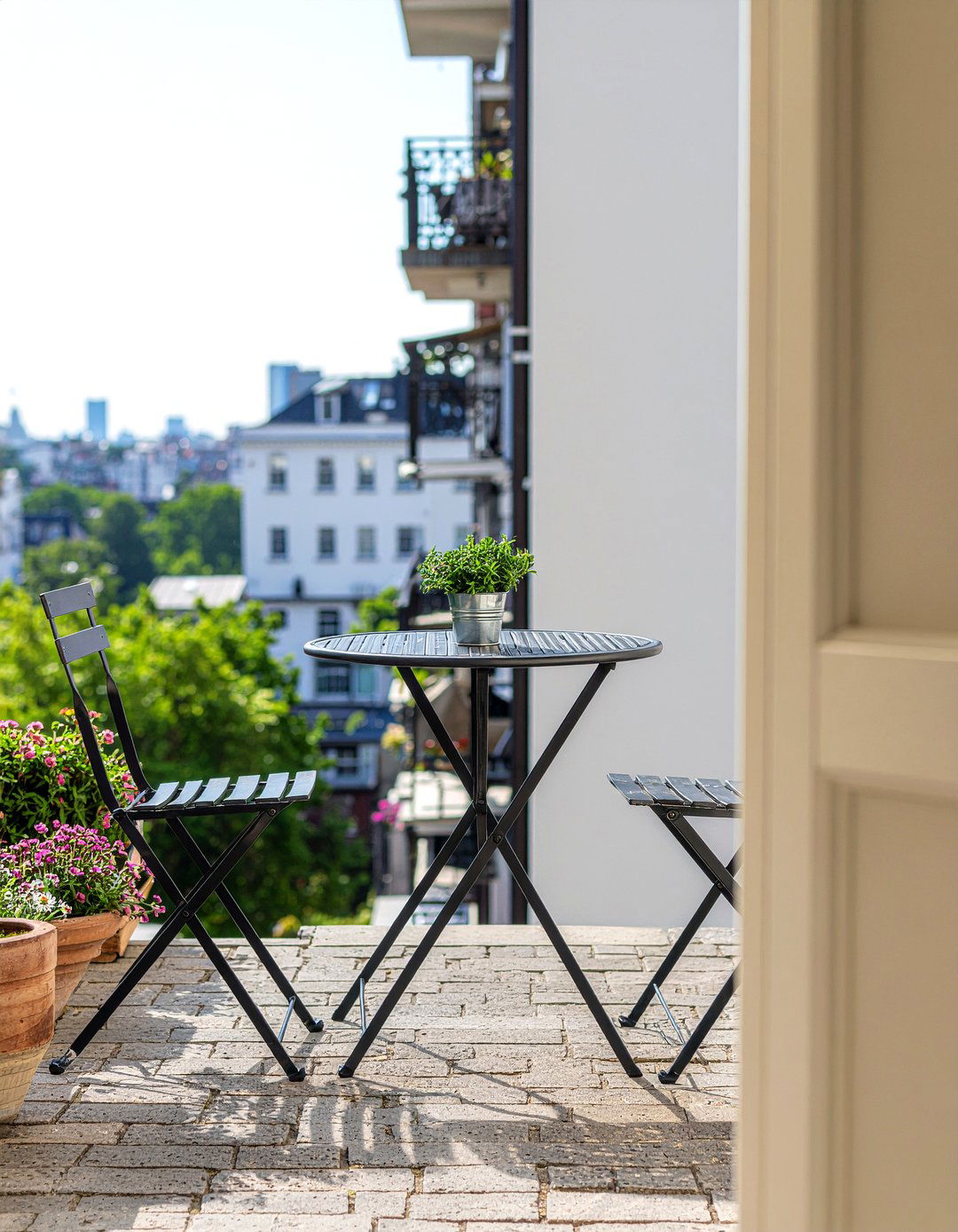 Metal bistro set - 30 outdoor dining table ideas