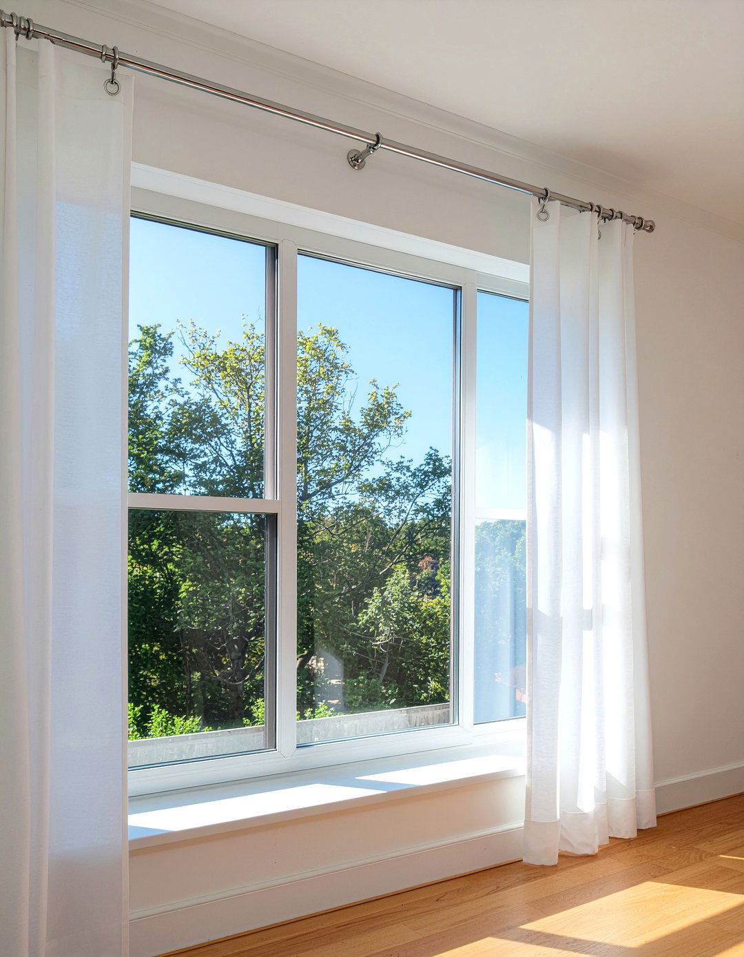 Metal curtain rods - 30 chrome accent living room ideas