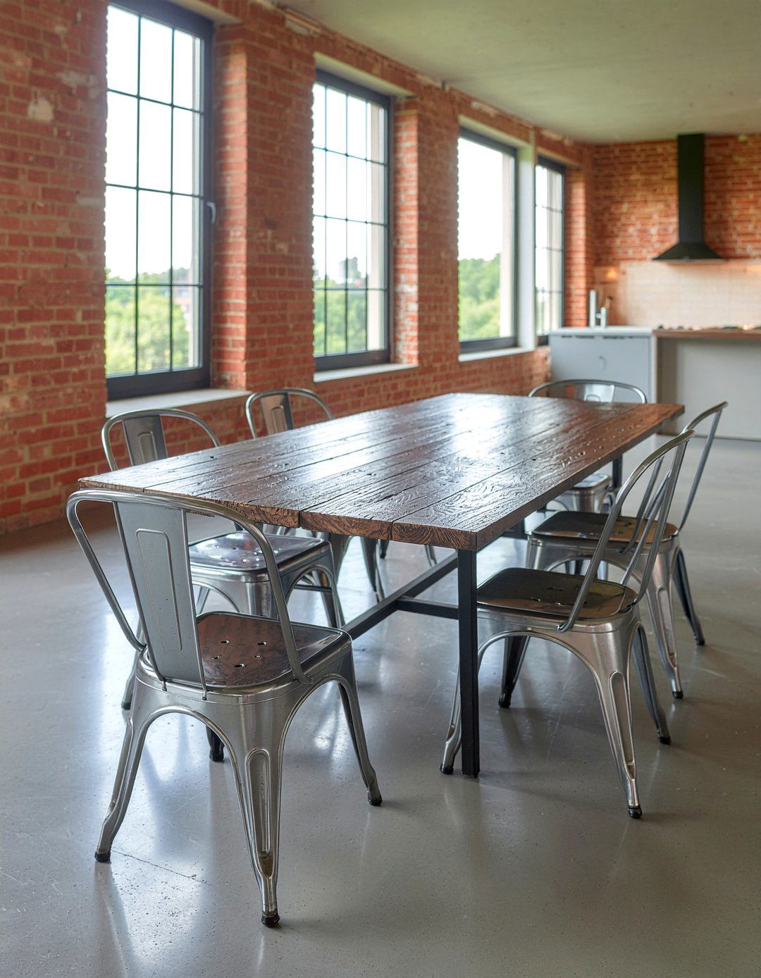 Metal dining chairs - 30 low-maintenance dining room ideas