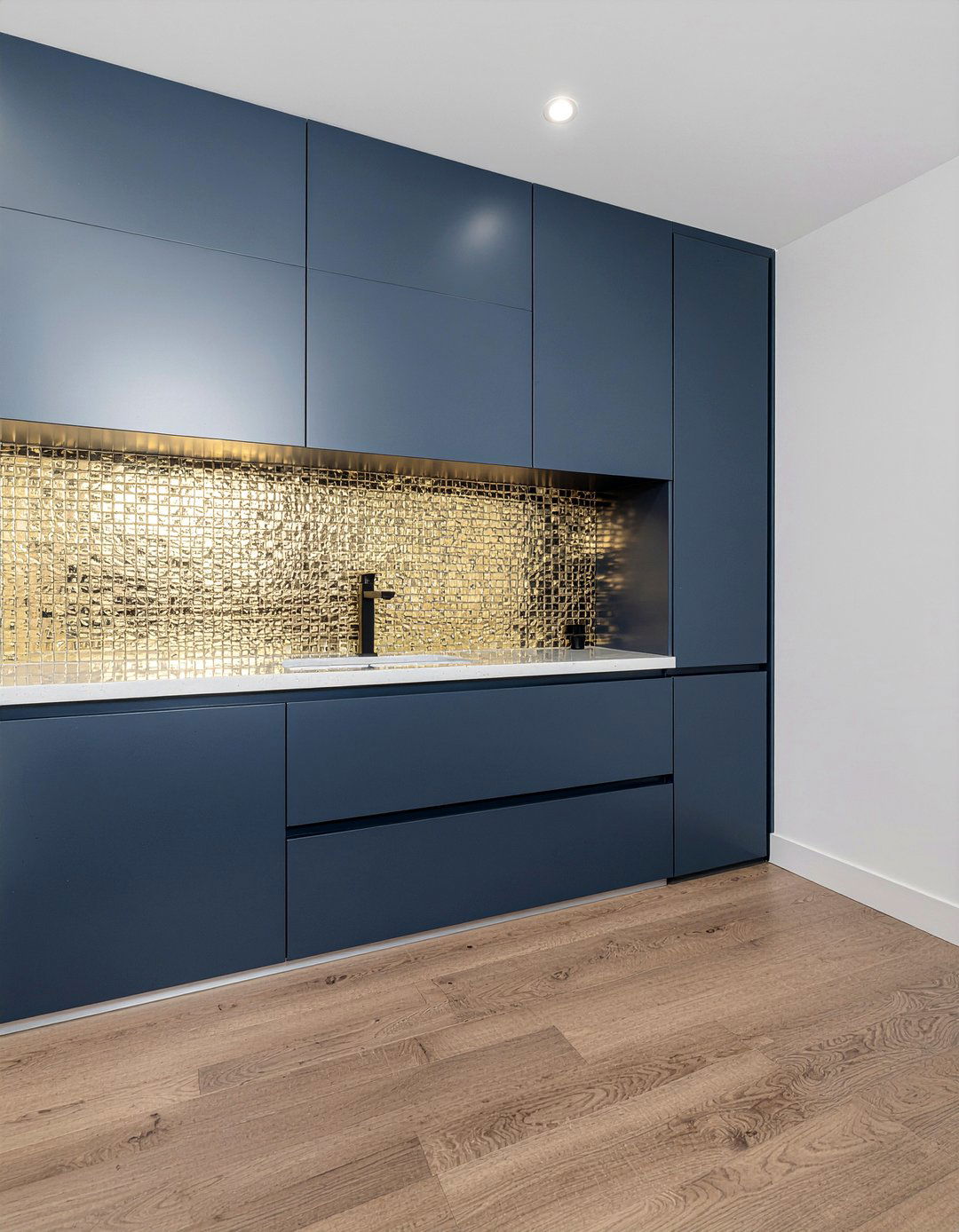 Metallic and matte tile - 30 mixed tile bathroom ideas