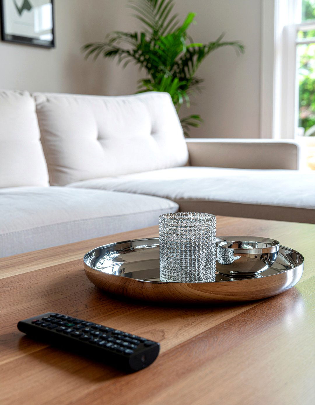 Metallic decorative tray - 30 chrome accent living room ideas