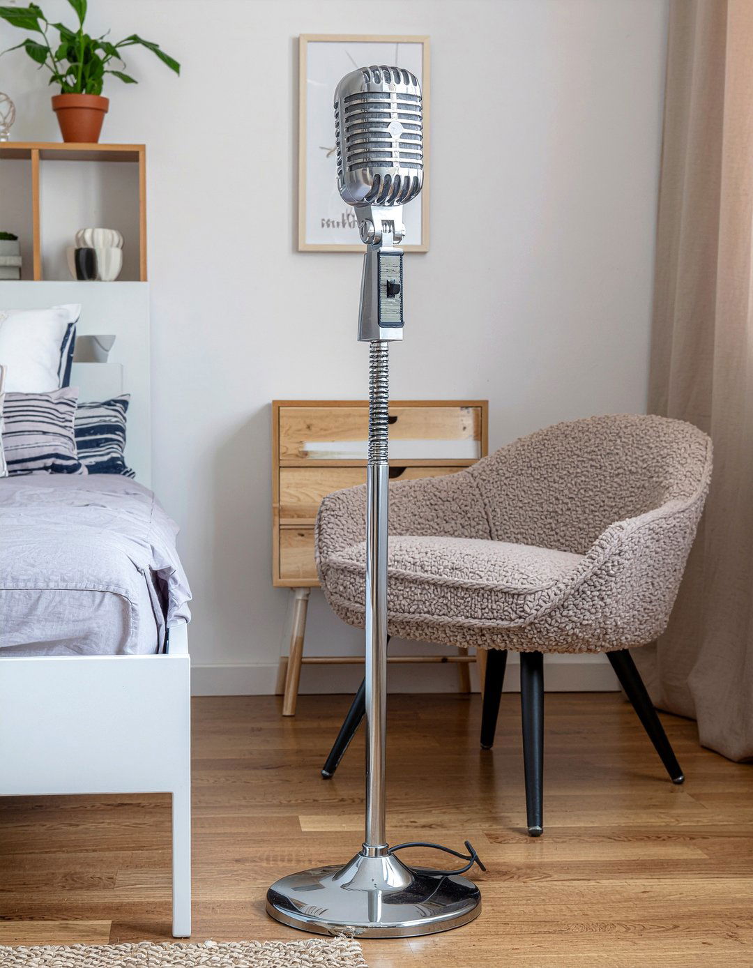 Microphone floor lamp - 30 music themed bedroom ideas