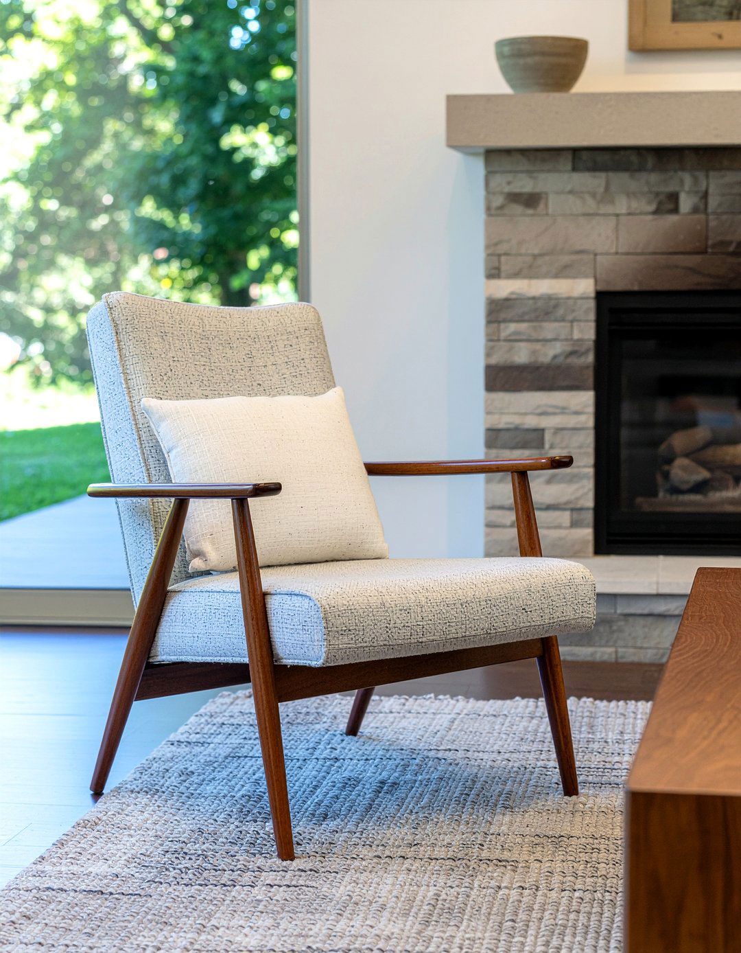 Mid Century Modern Chair - 30 old house living room ideas