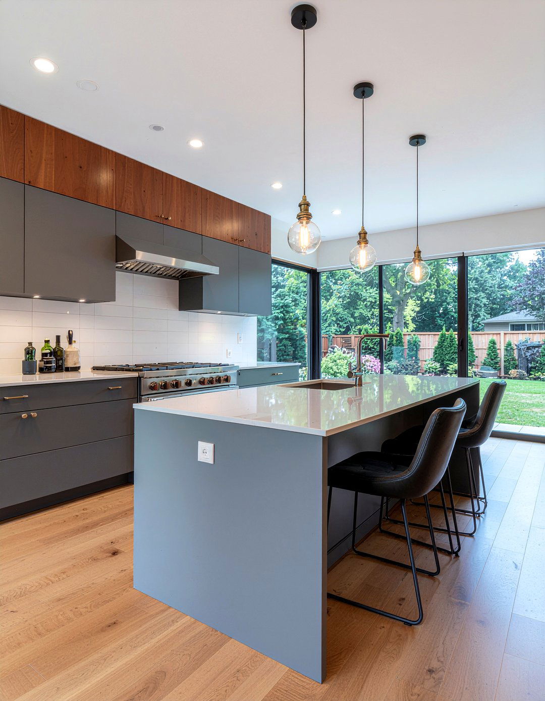 Mid Century Modern Dark Gray Kitchen - 30 dark gray kitchen ideas