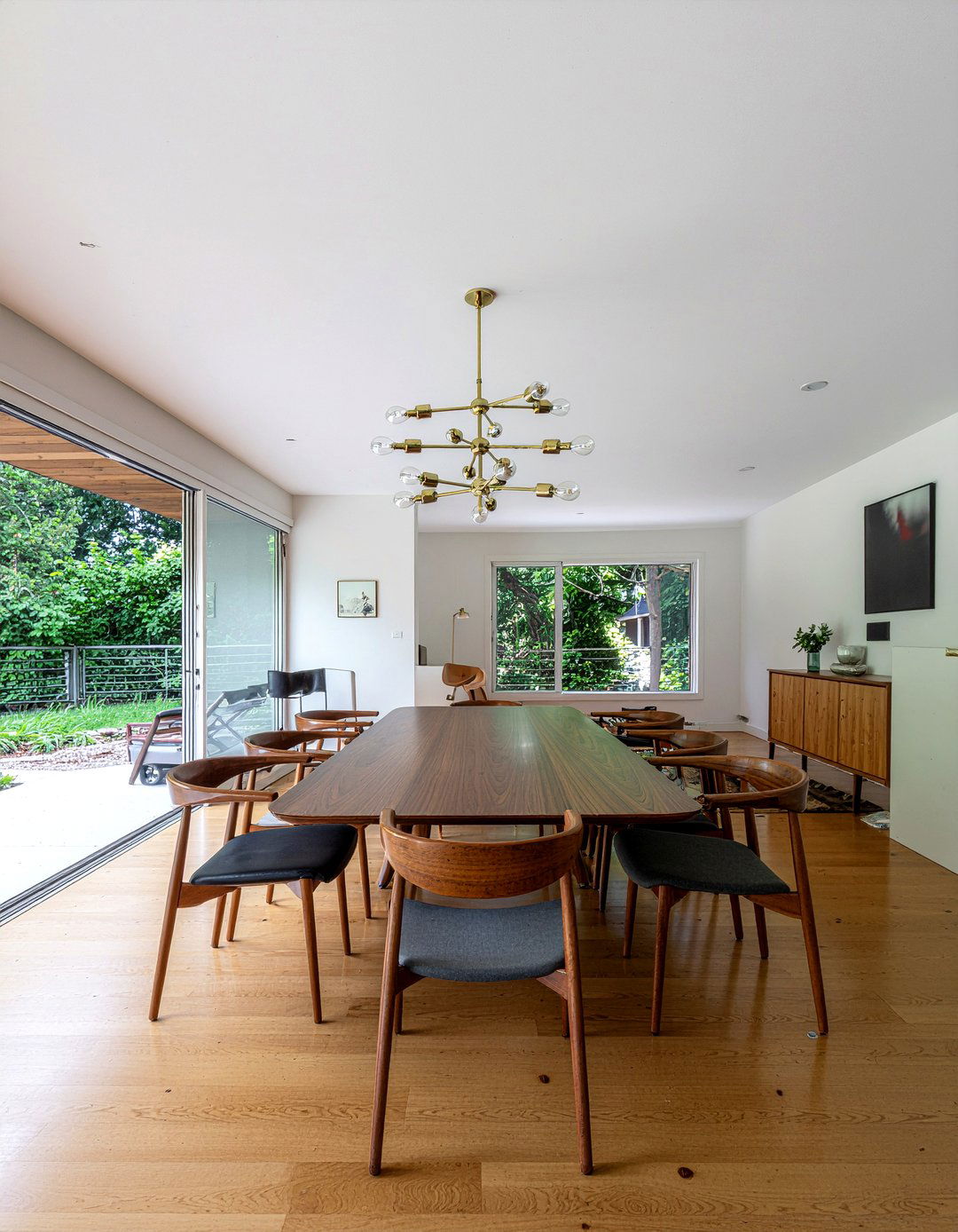 Mid Century Modern Dining - 30 eye-catching dining room ideas