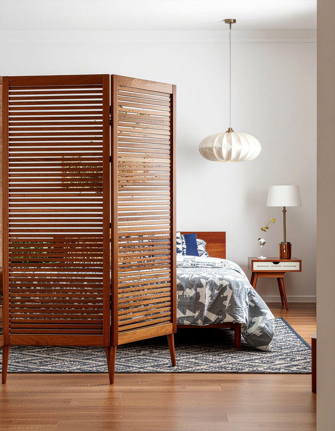 Mid Century Modern Screen - 30 bedroom screen ideas