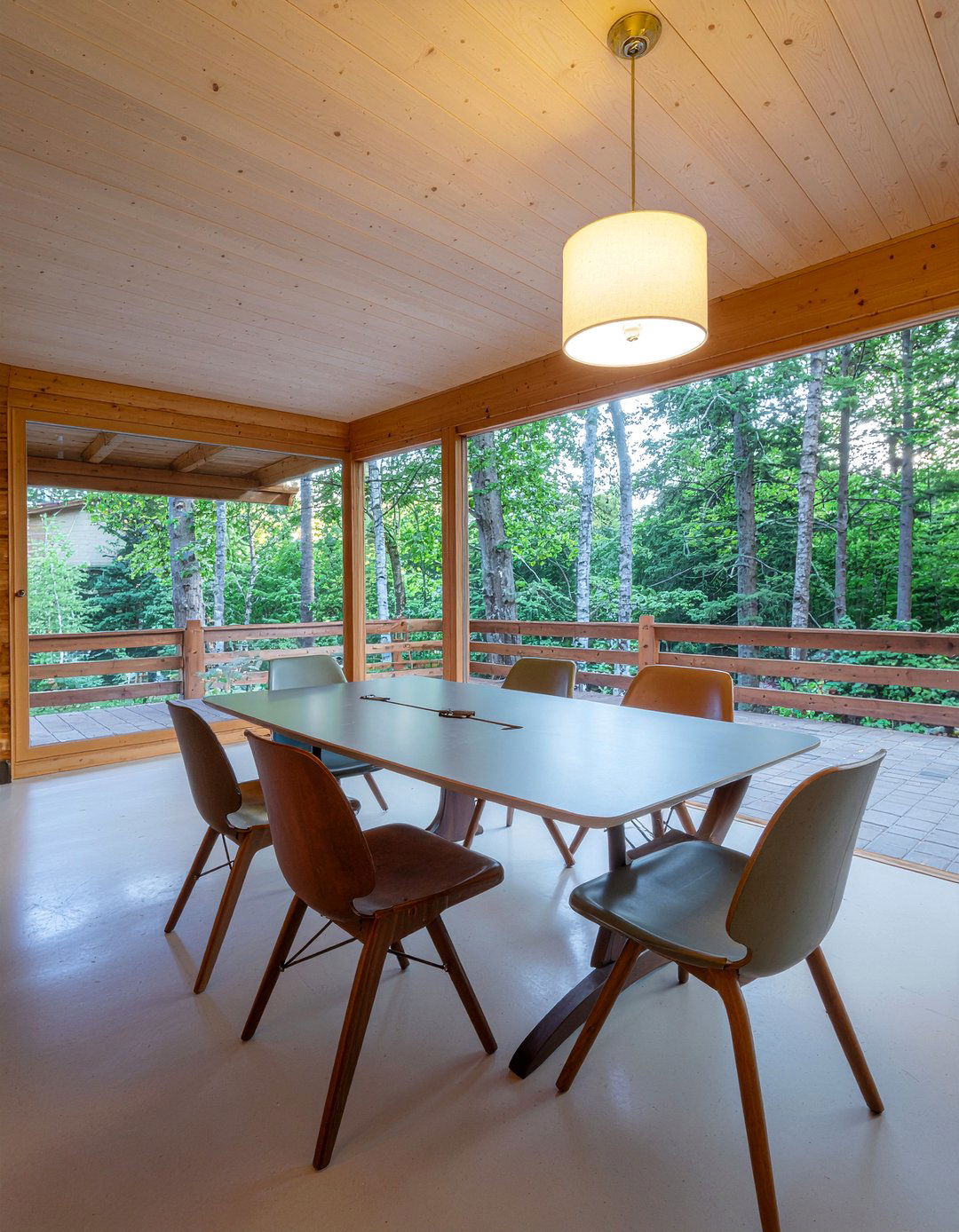 Mid century modern cabin - 30 cabin dining room ideas