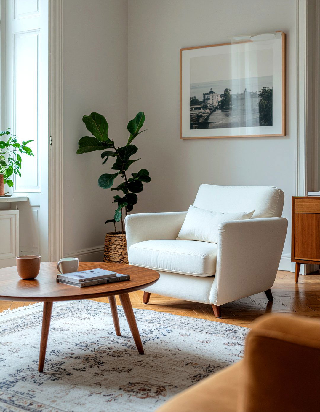 Mid century modern furniture mix - 30 Parisian living room ideas