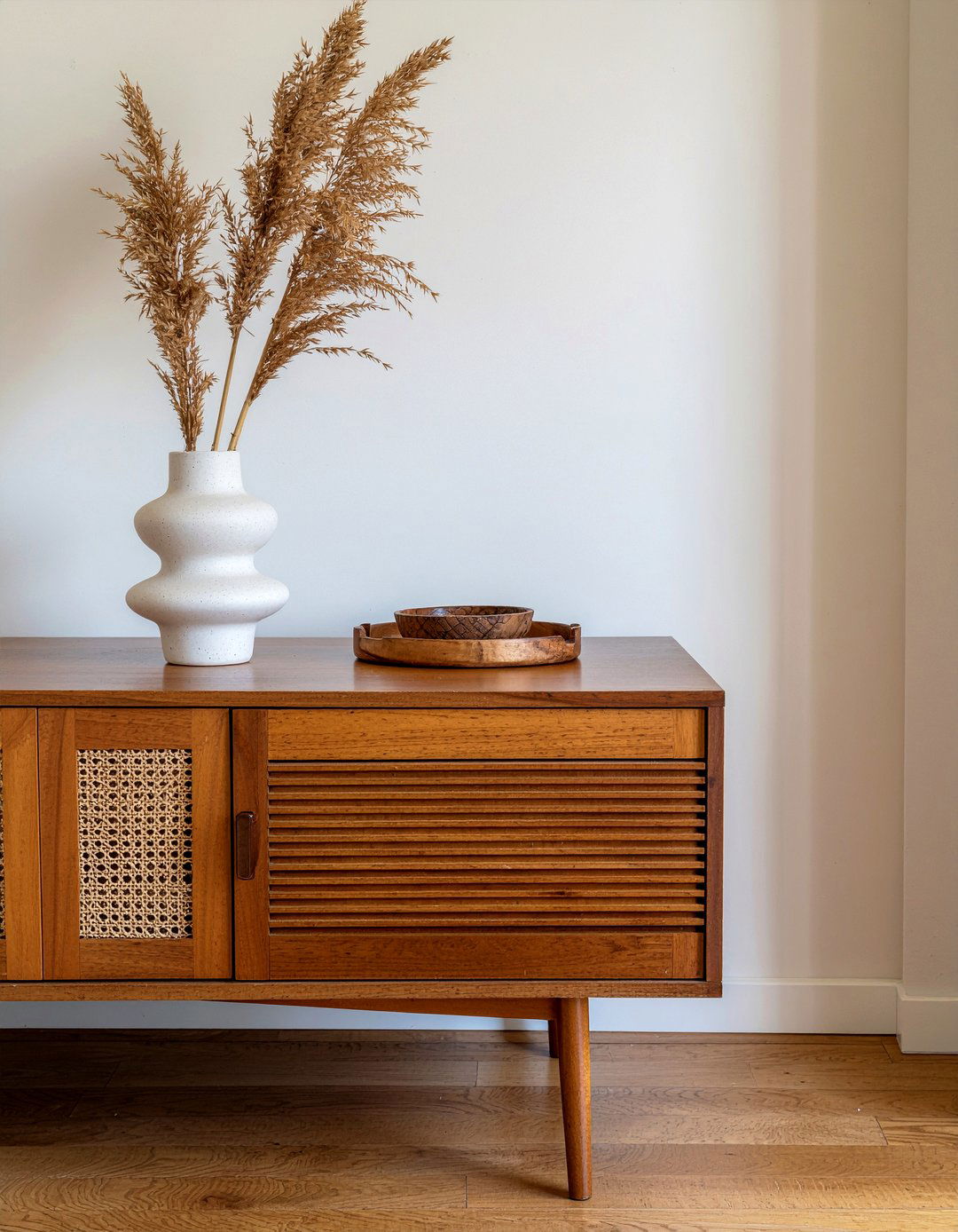Mid century modern sideboard - 30 thrifted living room ideas
