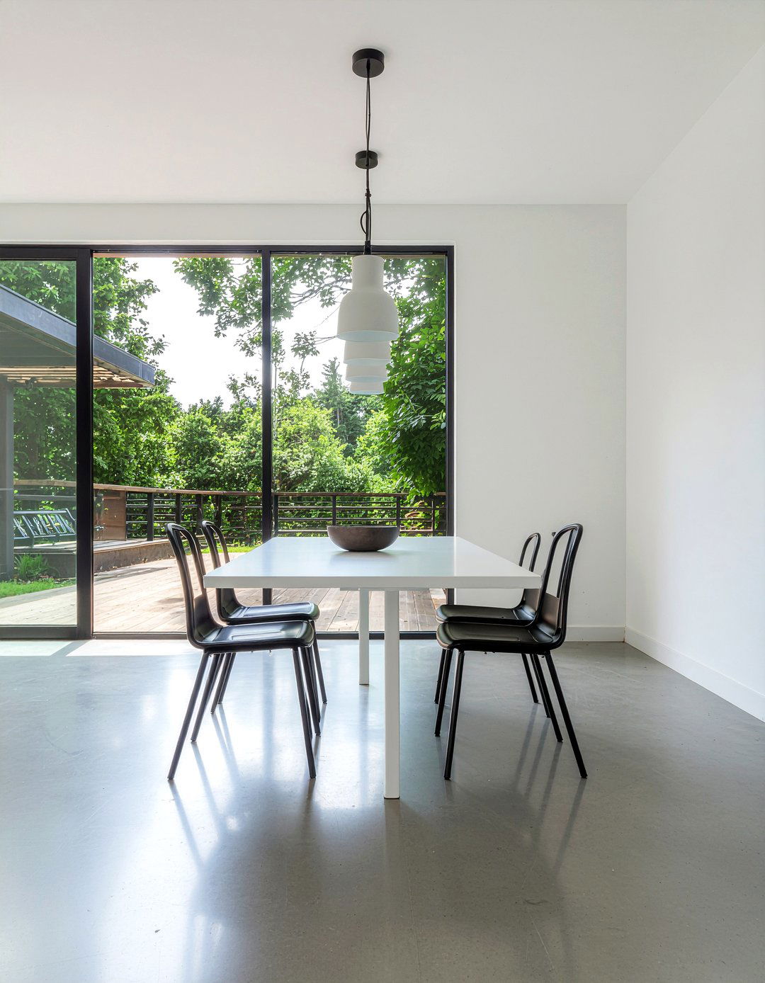 Minimalist Dining Set - 30 budget dining room ideas