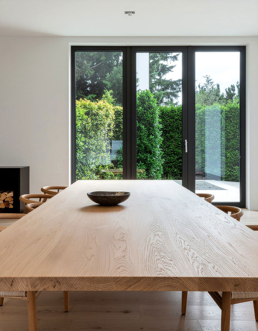 Minimalist Dining Table Centerpiece - 30 dining room balance ideas