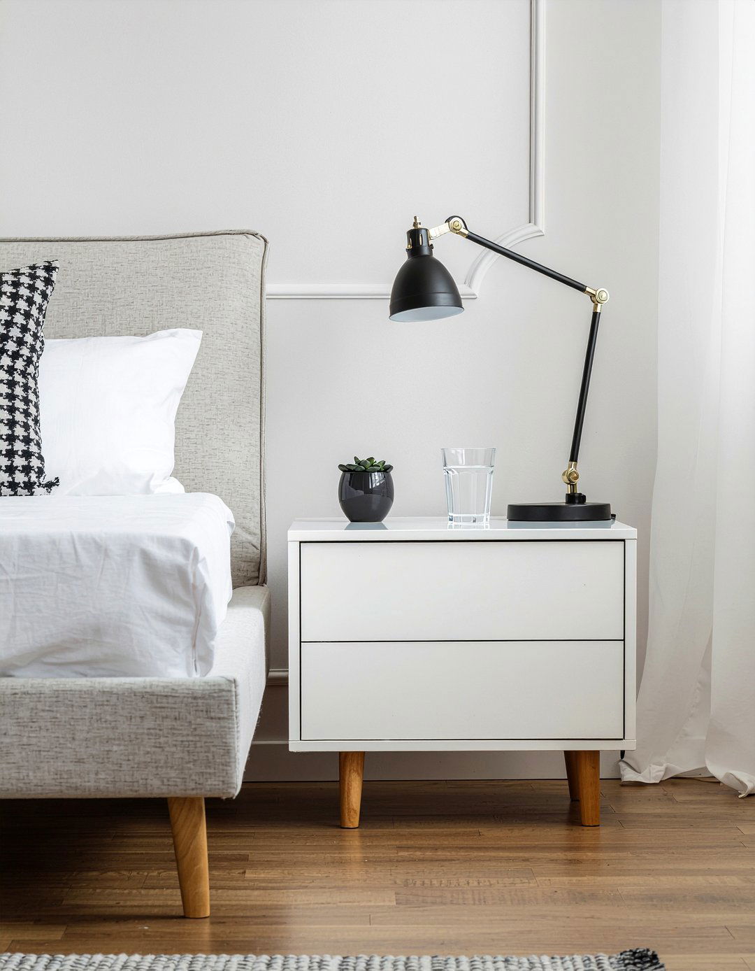 Minimalist Nightstand - 30 weekend bedroom ideas