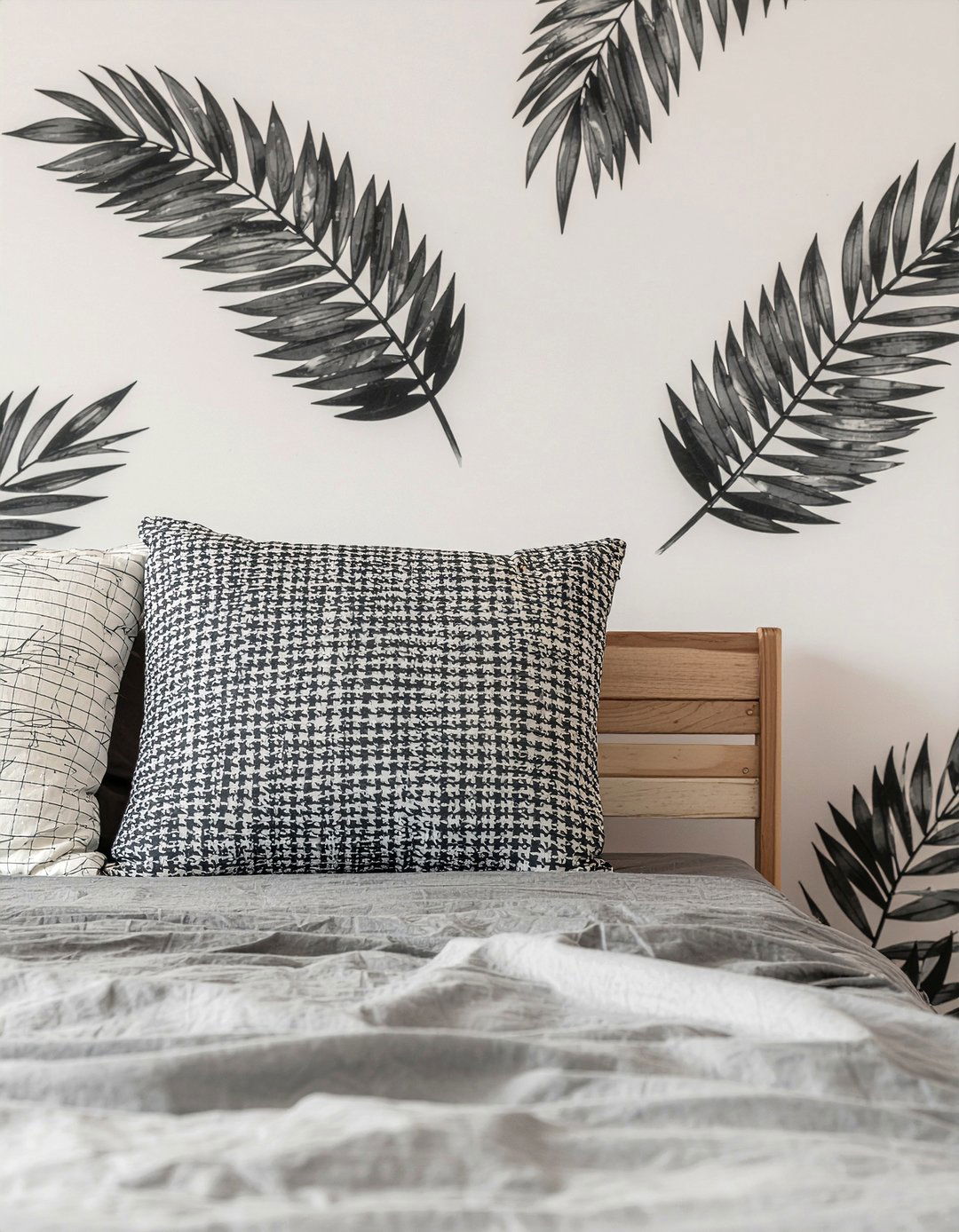 Minimalist Palm Frond - 30 bedroom tropical wallpapers
