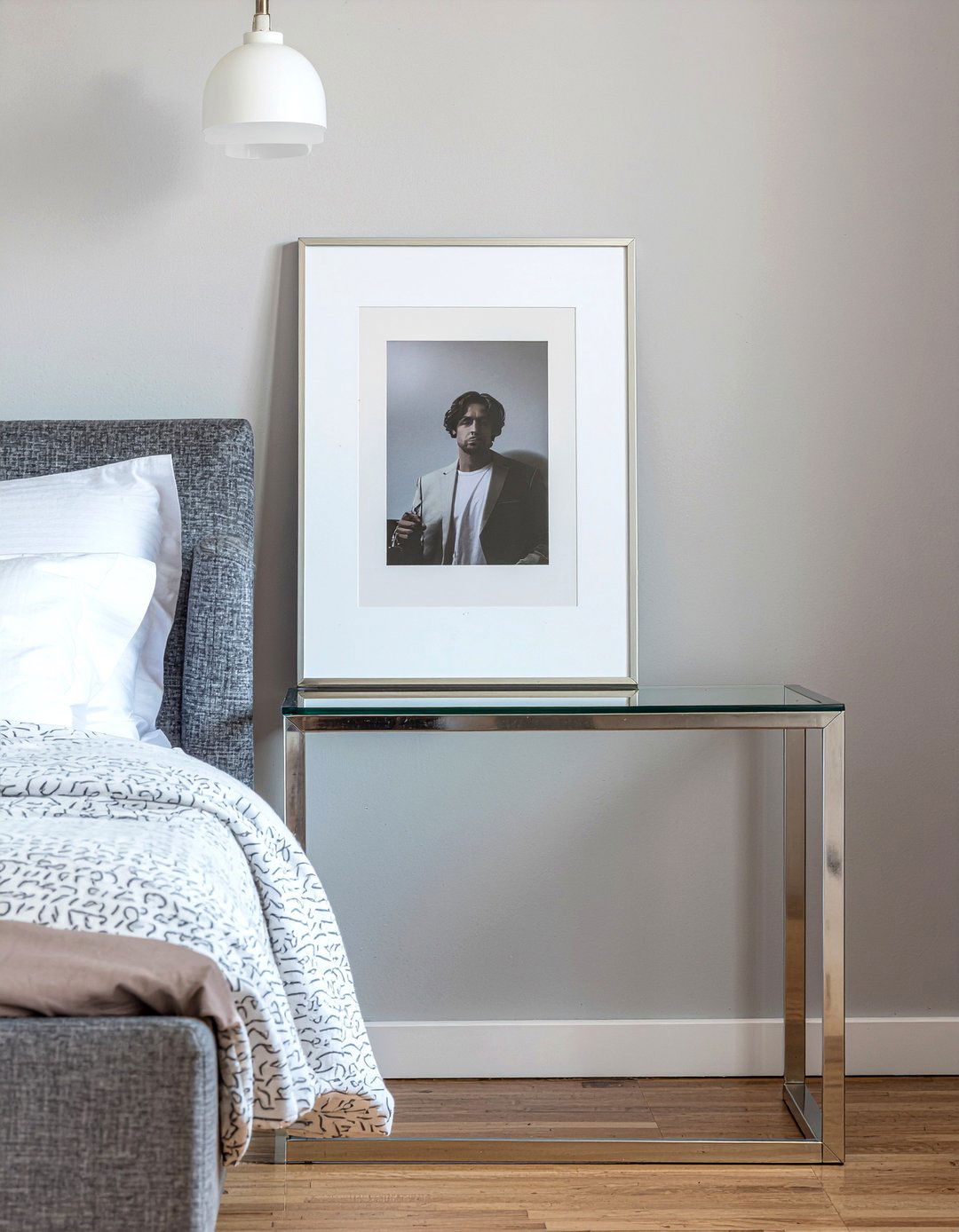 Minimalist Photo Frame - 30 bedroom family photo ideas