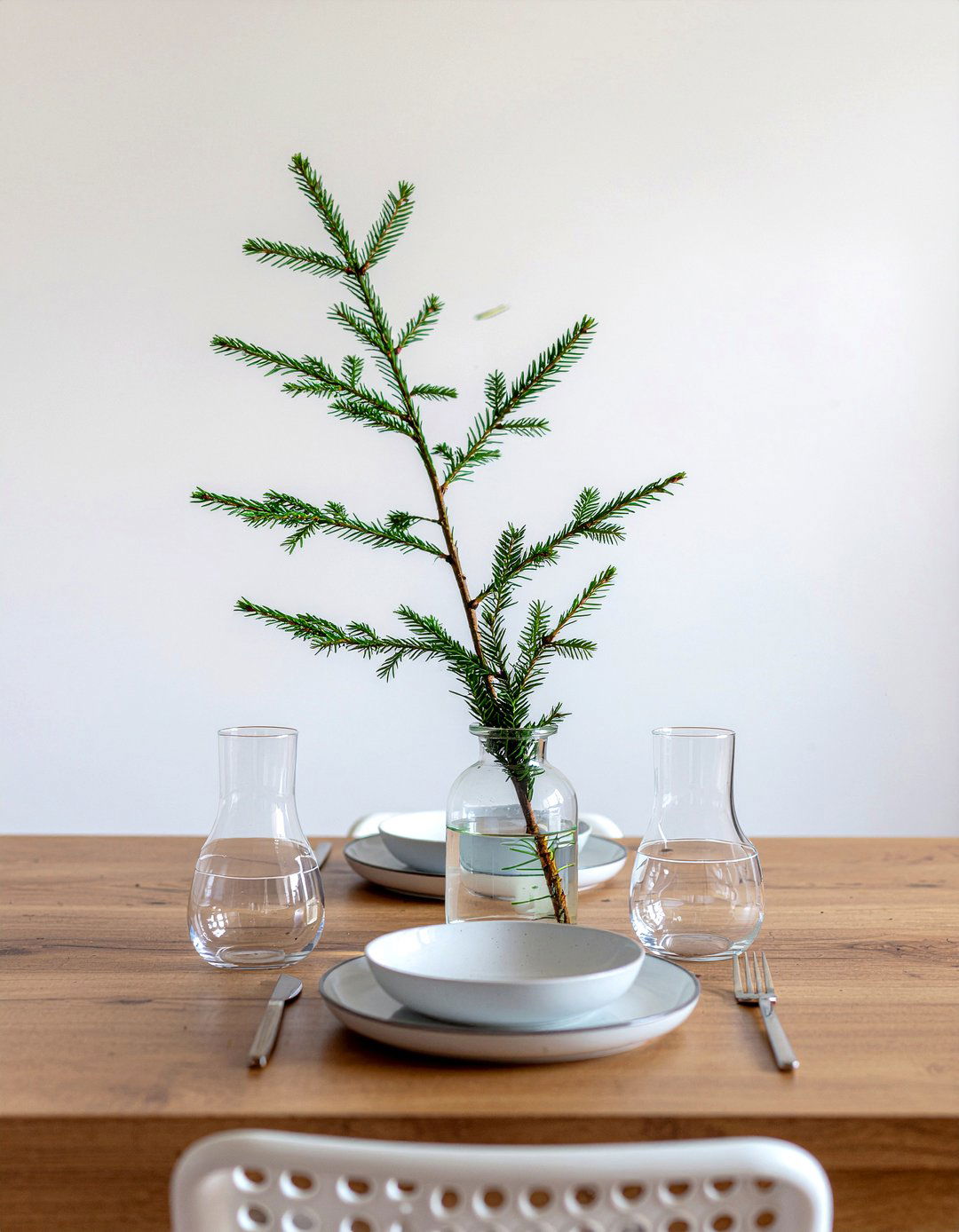 Minimalist Table Setting - 30 dining room entertaining ideas