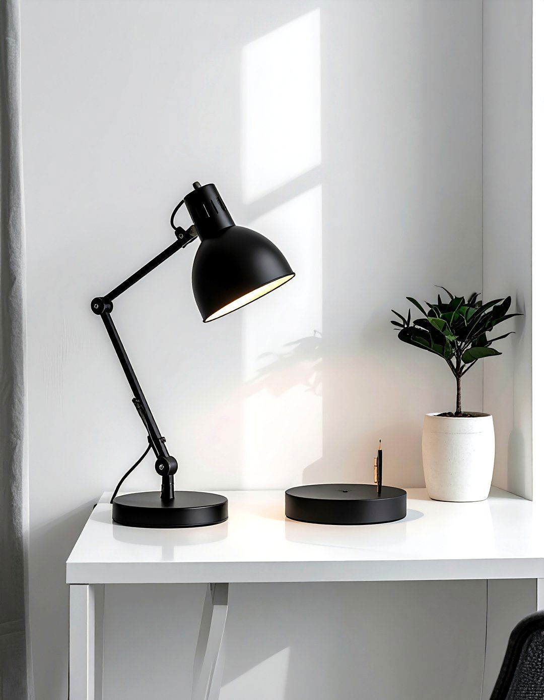 Minimalist Task Lighting - 30 soft minimalist living room ideas