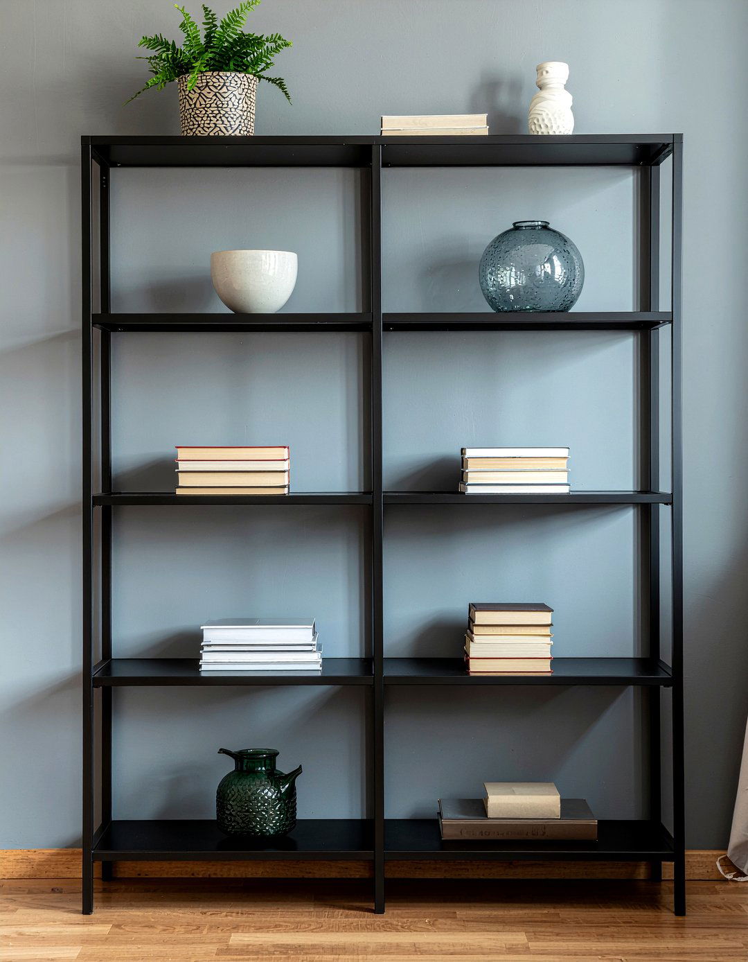 Minimalist bookshelf - 30 minimalist living room ideas