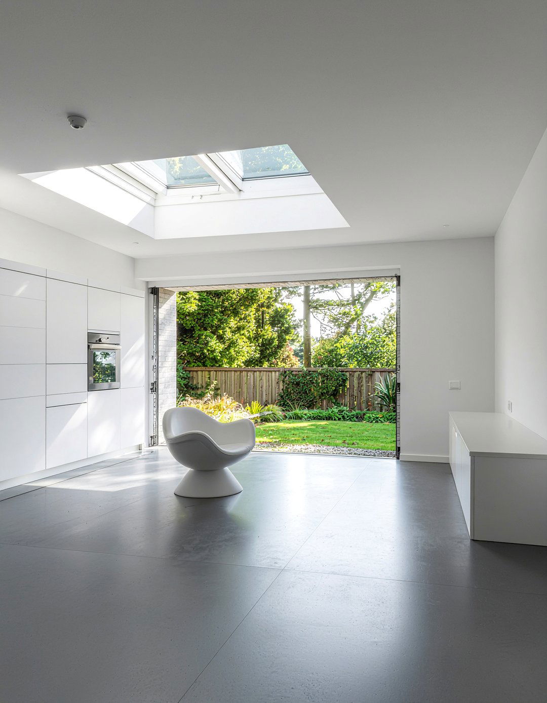 Minimalist garage studio - 30 converted garage living room ideas