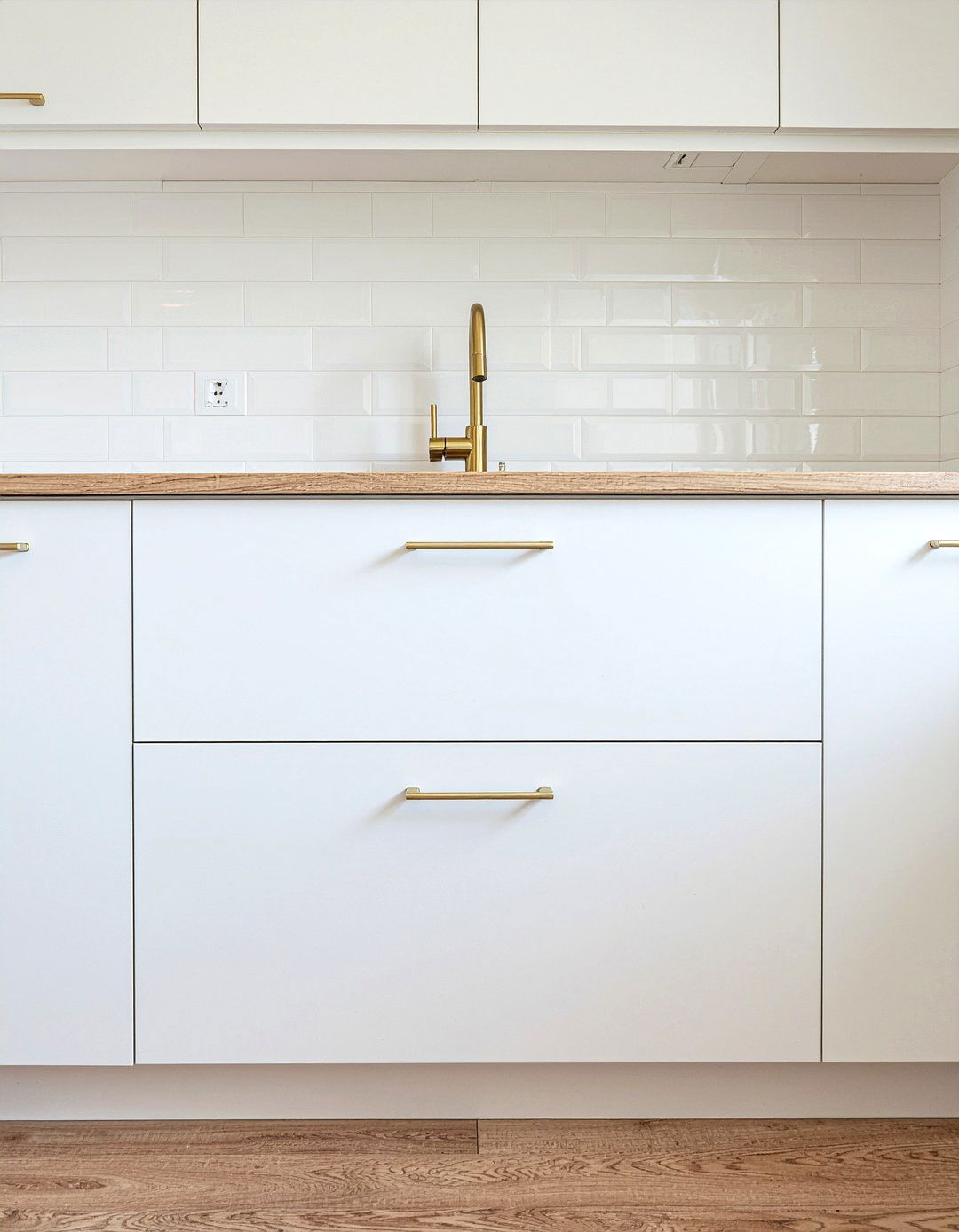 Minimalist gold cabinet hardware - 30 gold kitchen hardware ideas