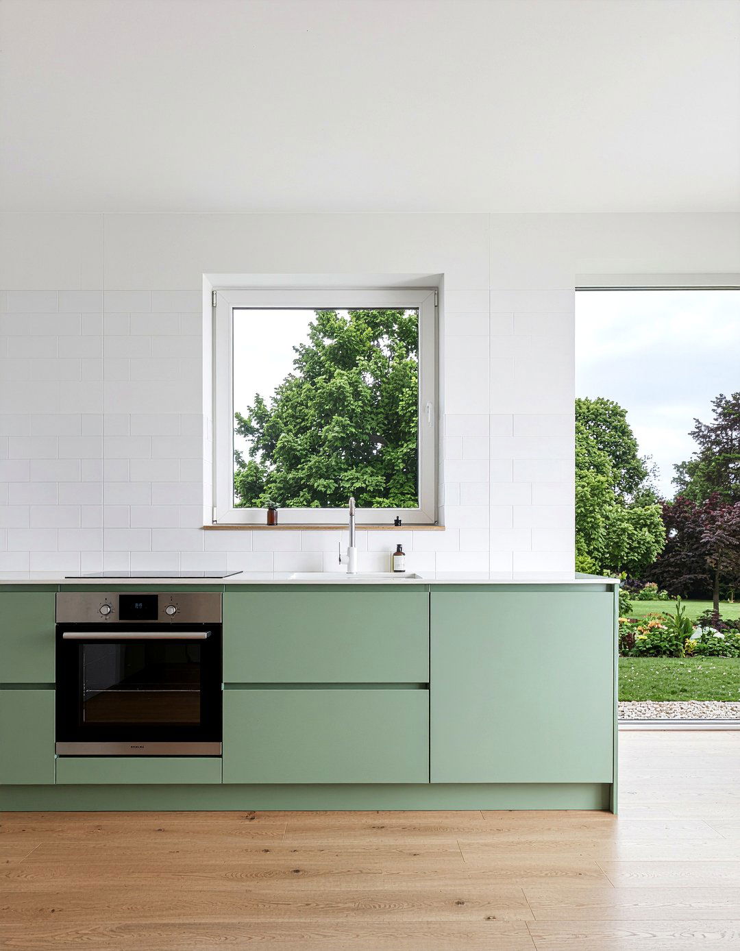 Minimalist kitchen with no upper cabinets - 30 beautiful kitchen ideas