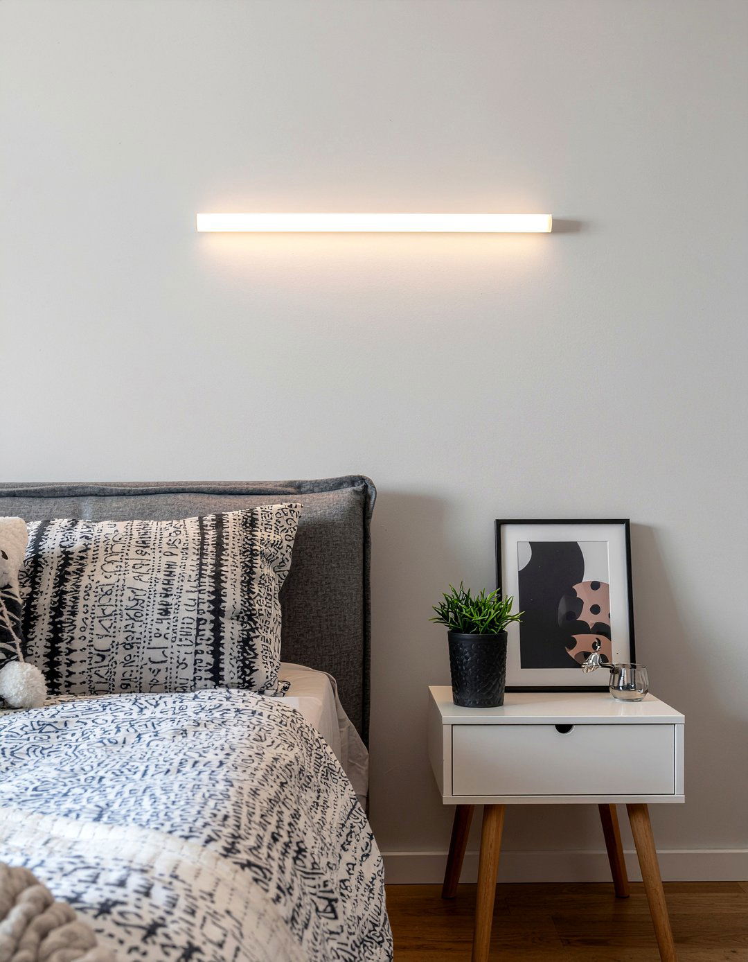 Minimalist wall light - 30 bedroom sconces