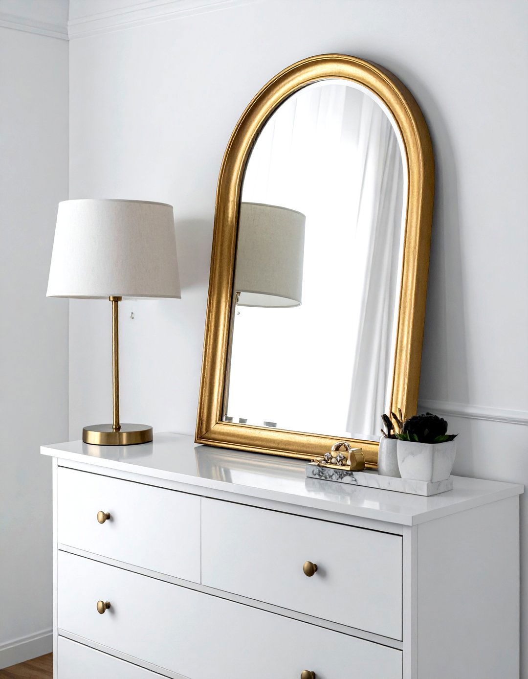 Mirror and lamp dresser styling - 30 dresser vignette ideas