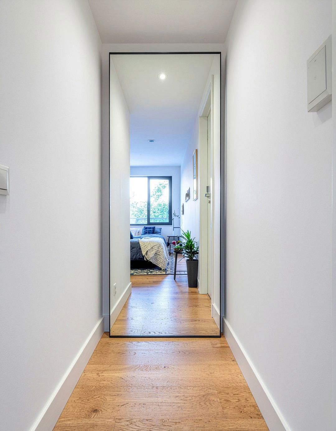 Mirror for narrow hallway - 30 bedroom hallway ideas