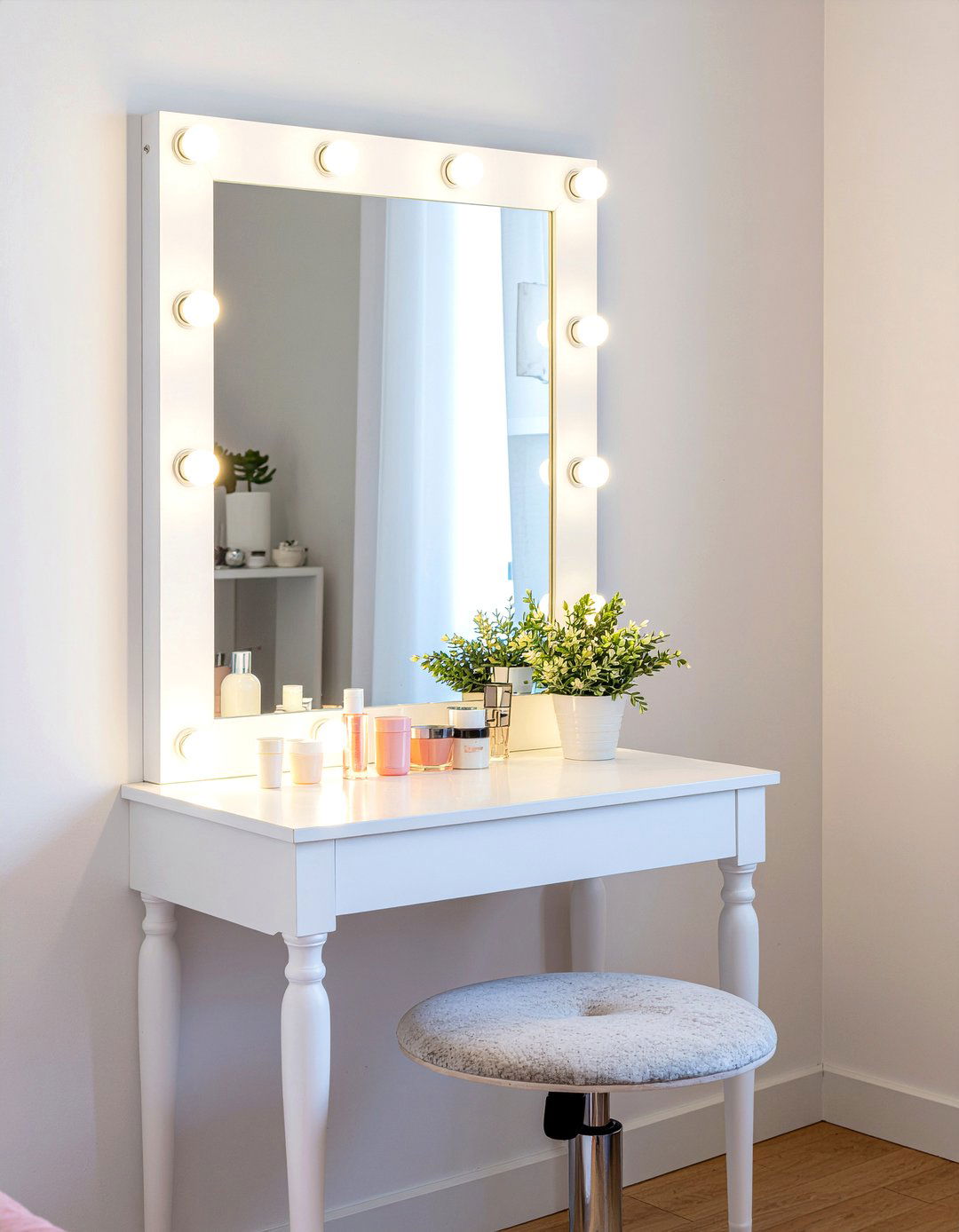 Mirror with lights - 30 Korean bedroom ideas