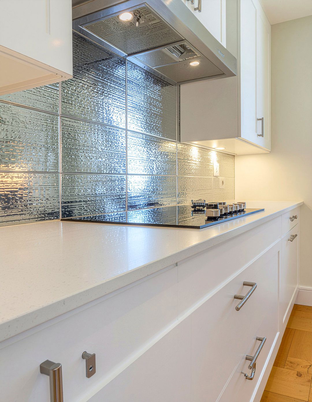 Mirrored Backsplash Tiles - 30 interior designer kitchen ideas