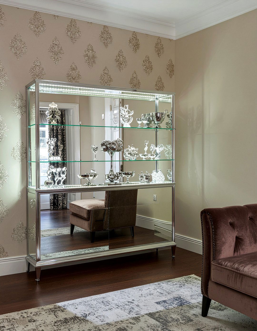 Mirrored Display Cabinet - 30 living room mirrored furniture ideas
