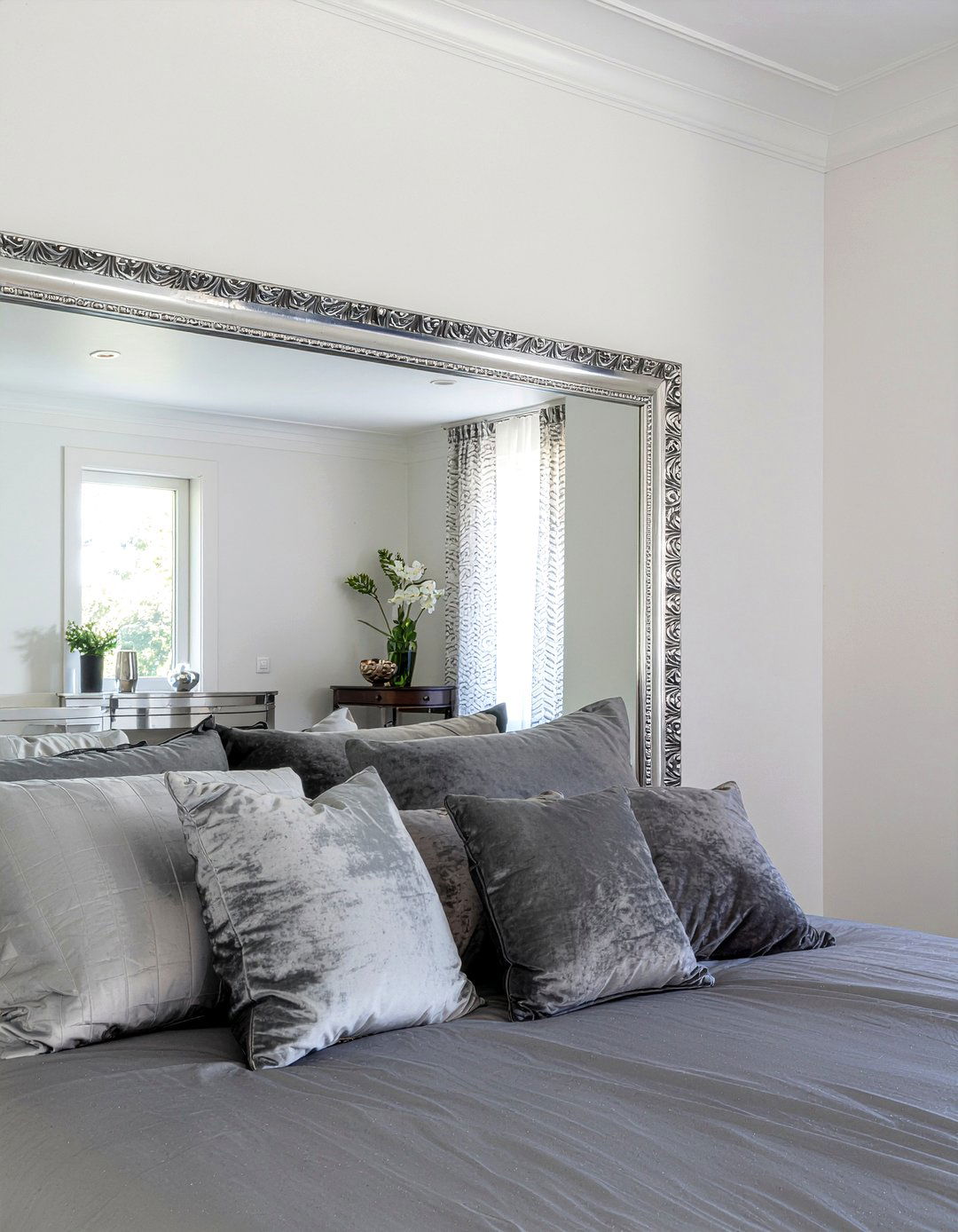 Mirrored Headboard - 30 bedroom mirror ideas