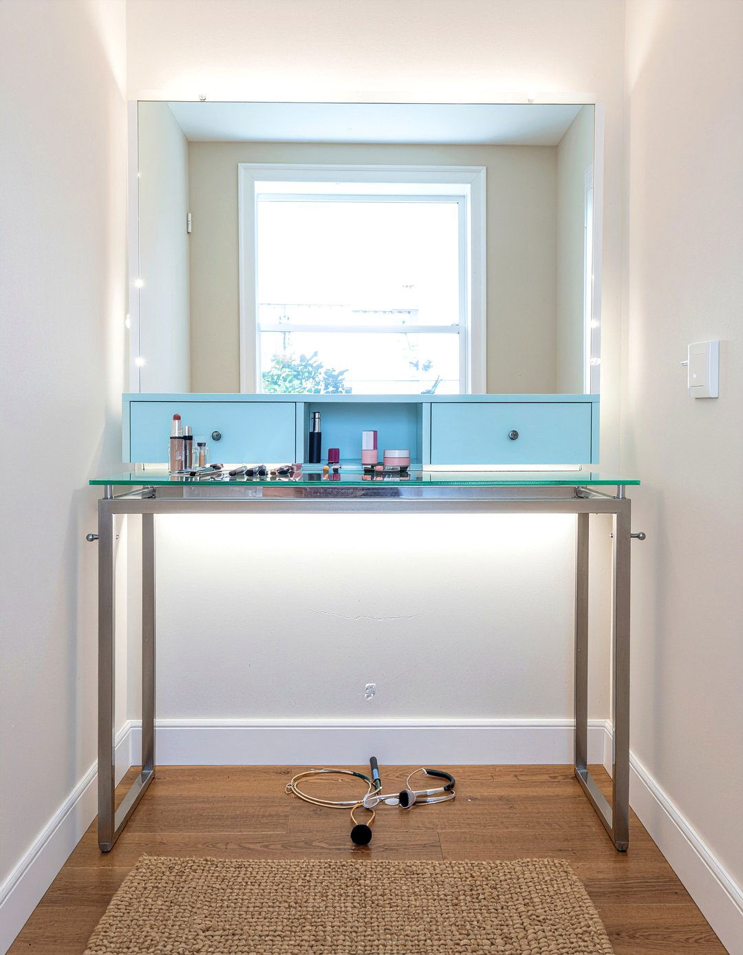 Mirrored Makeup Station - 30 bedroom mirrored furniture ideas