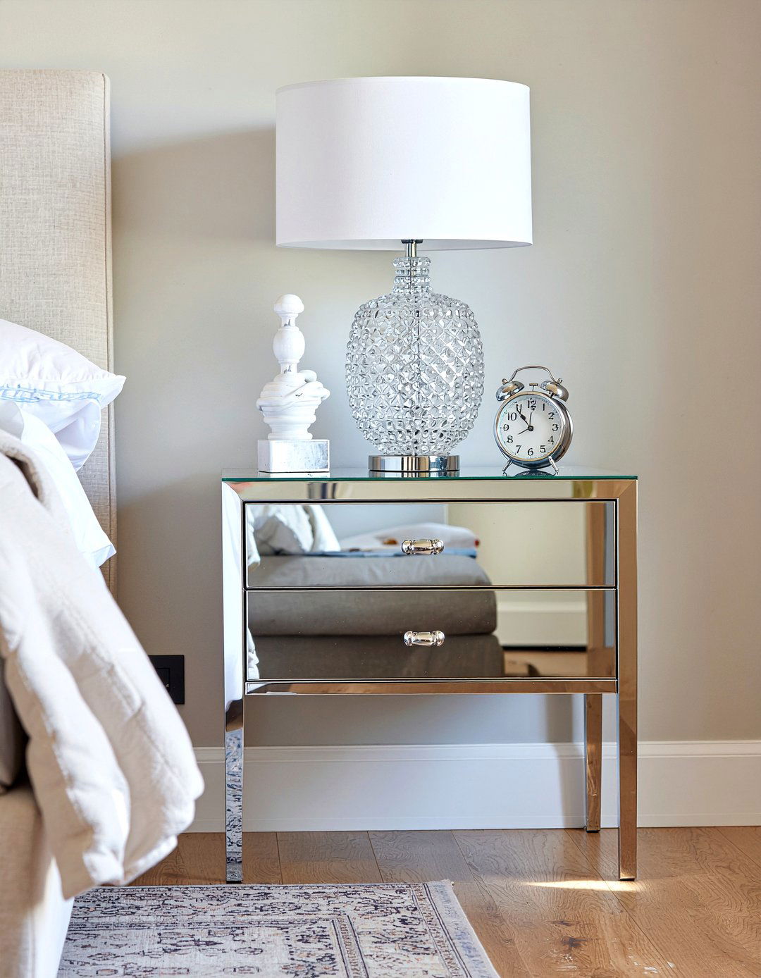Mirrored Nightstand - 30 bedroom mirror ideas