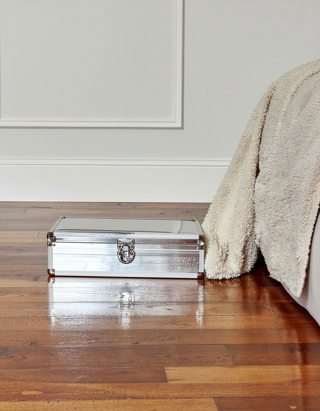 Mirrored Storage Trunk - 30 bedroom mirrored furniture ideas